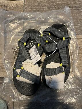 The Children's Place Black Sandals with Yellow Accent Tabs